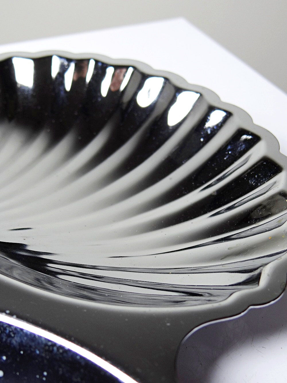 Vintage three-bowl server in silver-plated metal, shell decoration 1970-80.