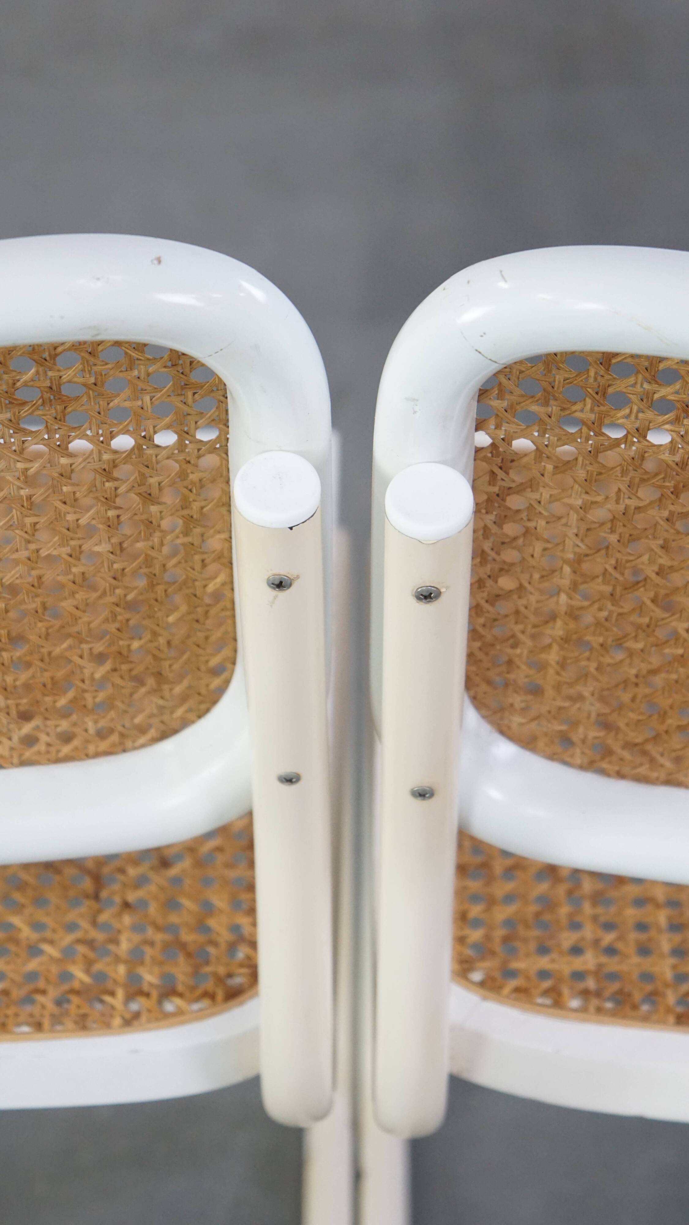 Lot de 4 chaises de salle à manger blanches au design vintage dans le style de Marcel Breuer avec assise en osier