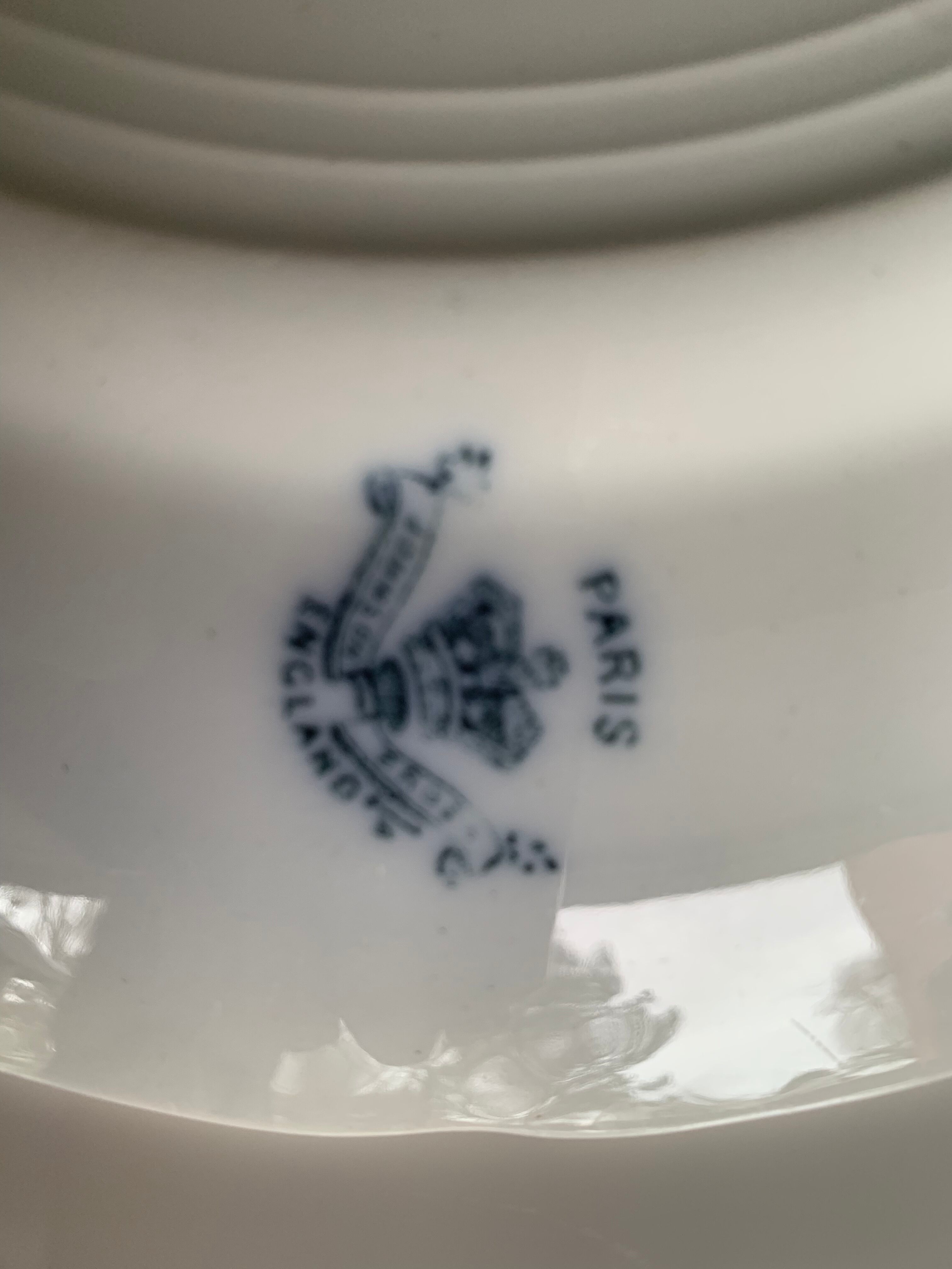 Set of seven flat plates in Johnson Bros English porcelain