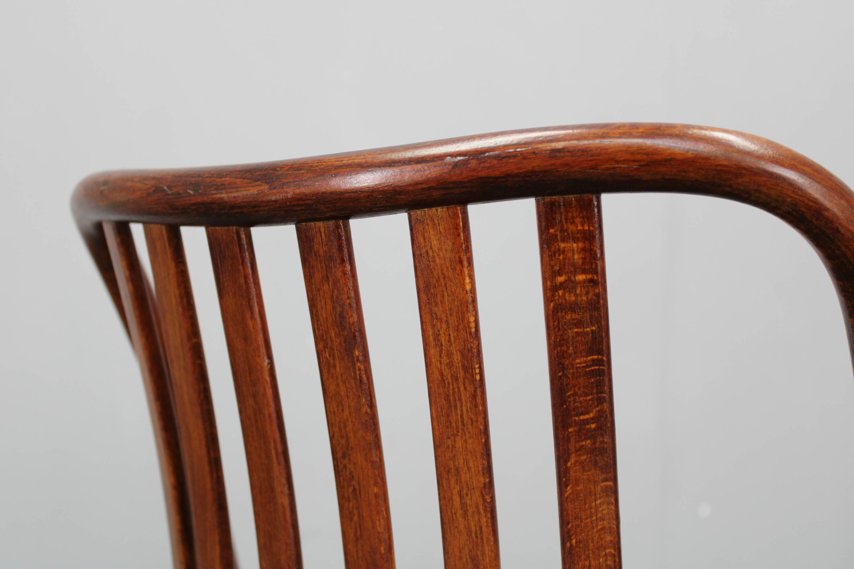 Ensemble de quatre chaises de salle à manger Šuman en hêtre, style milieu du siècle, datant des années 1960, avec revêtement restauré.