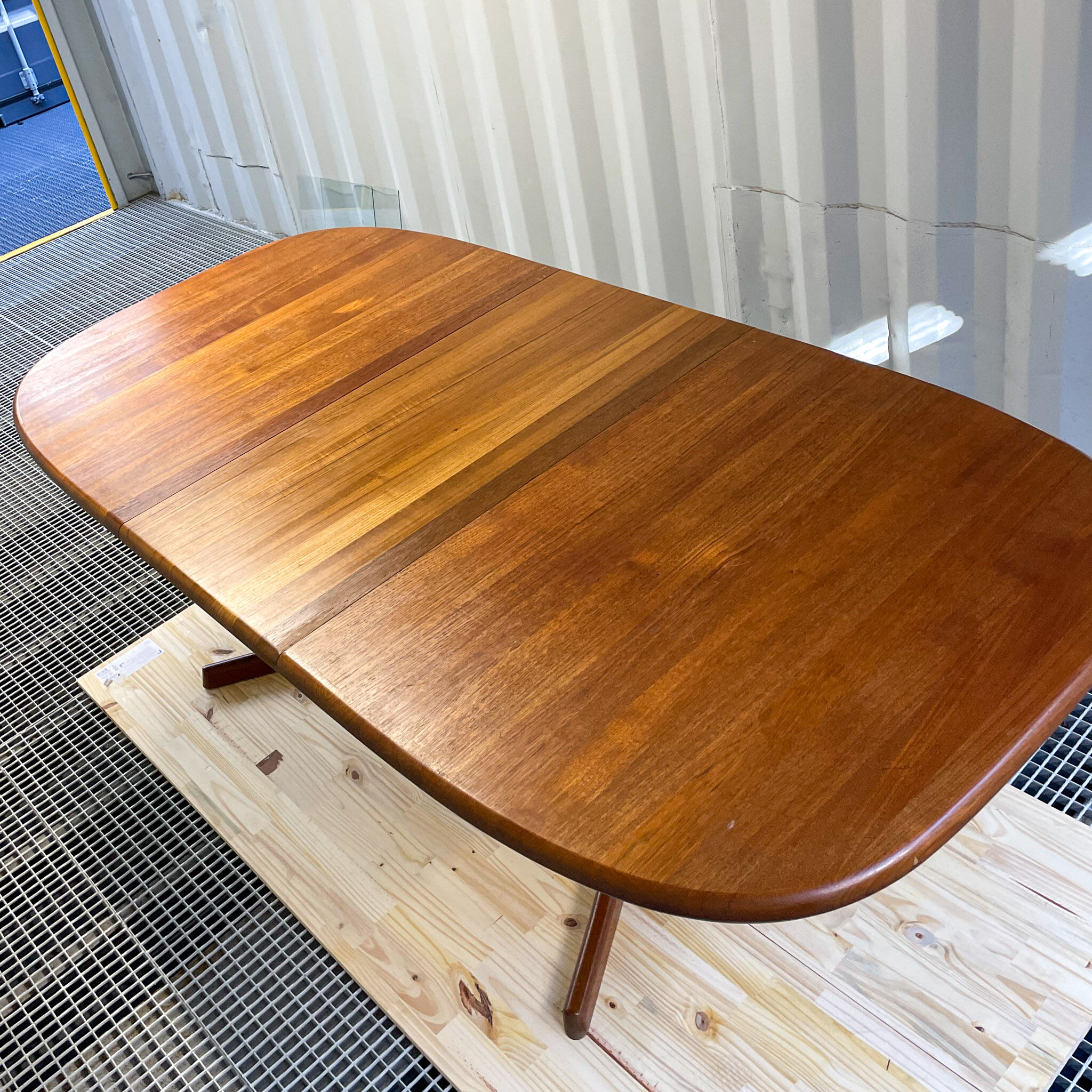 Dyrlund editor, scandinavian table in solid teak