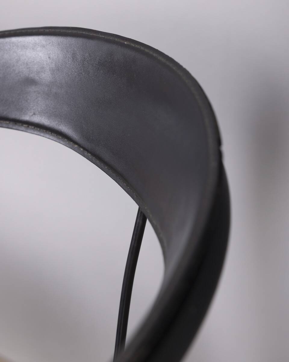 Paire de chaises "Canasta" en métal et cuir des années 1970 conçues par Arrben