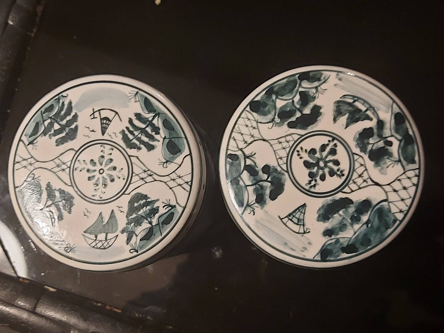 Deux pots en porcelaine chinoise
