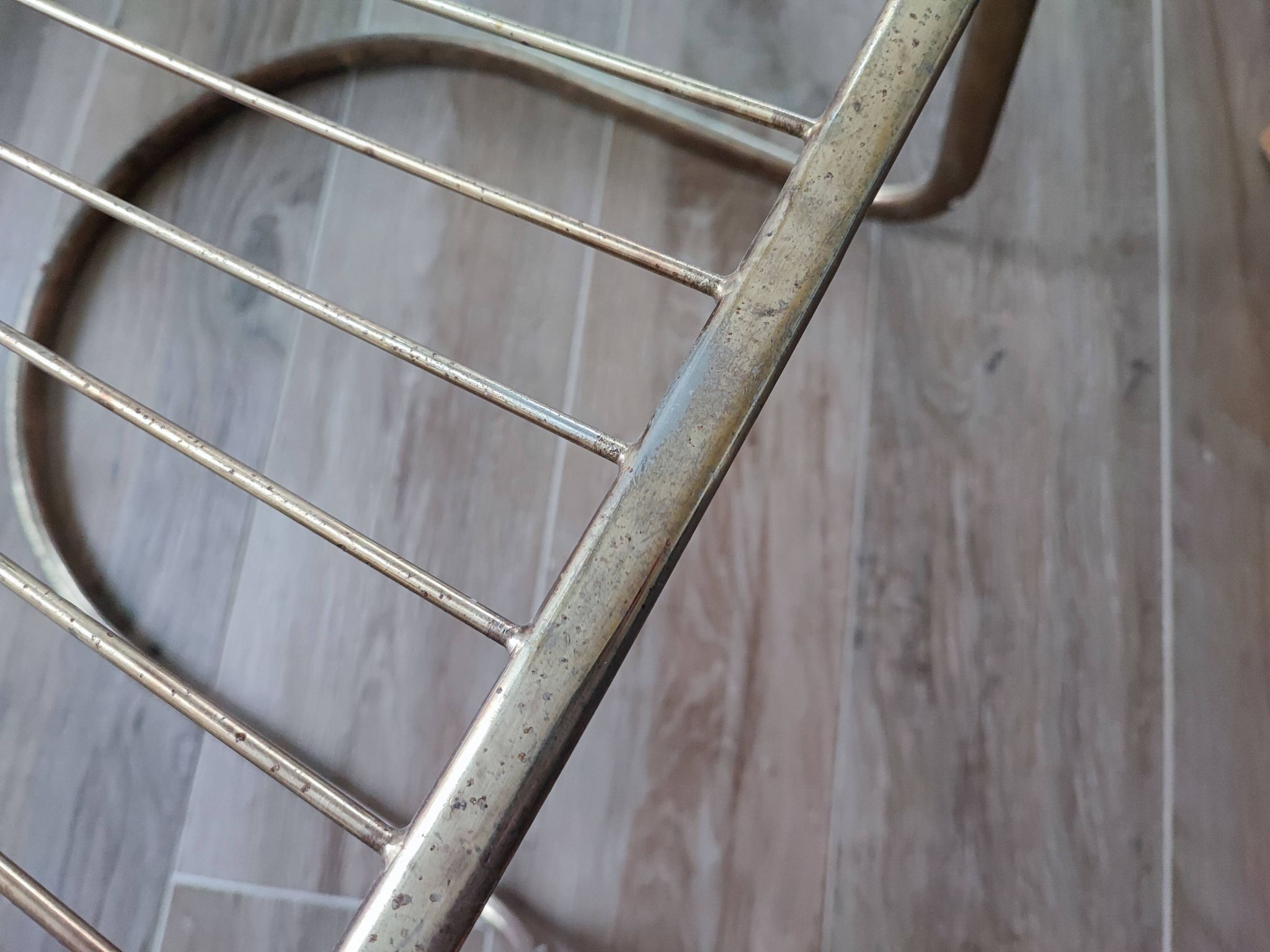 Chaise métallique tubulaire recouverte de dorure