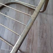 Chaise métallique tubulaire recouverte de dorure