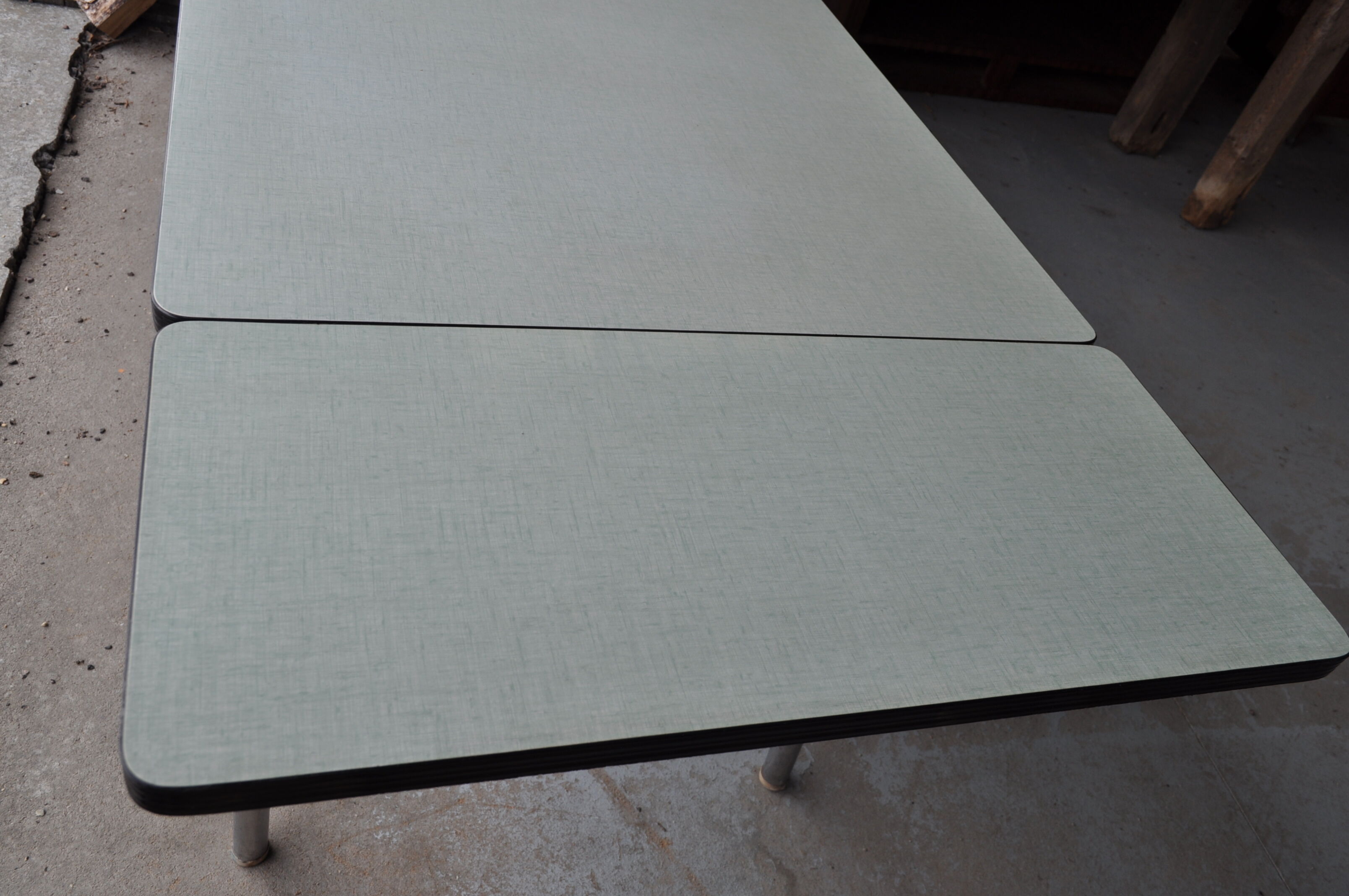 Table in water green formica