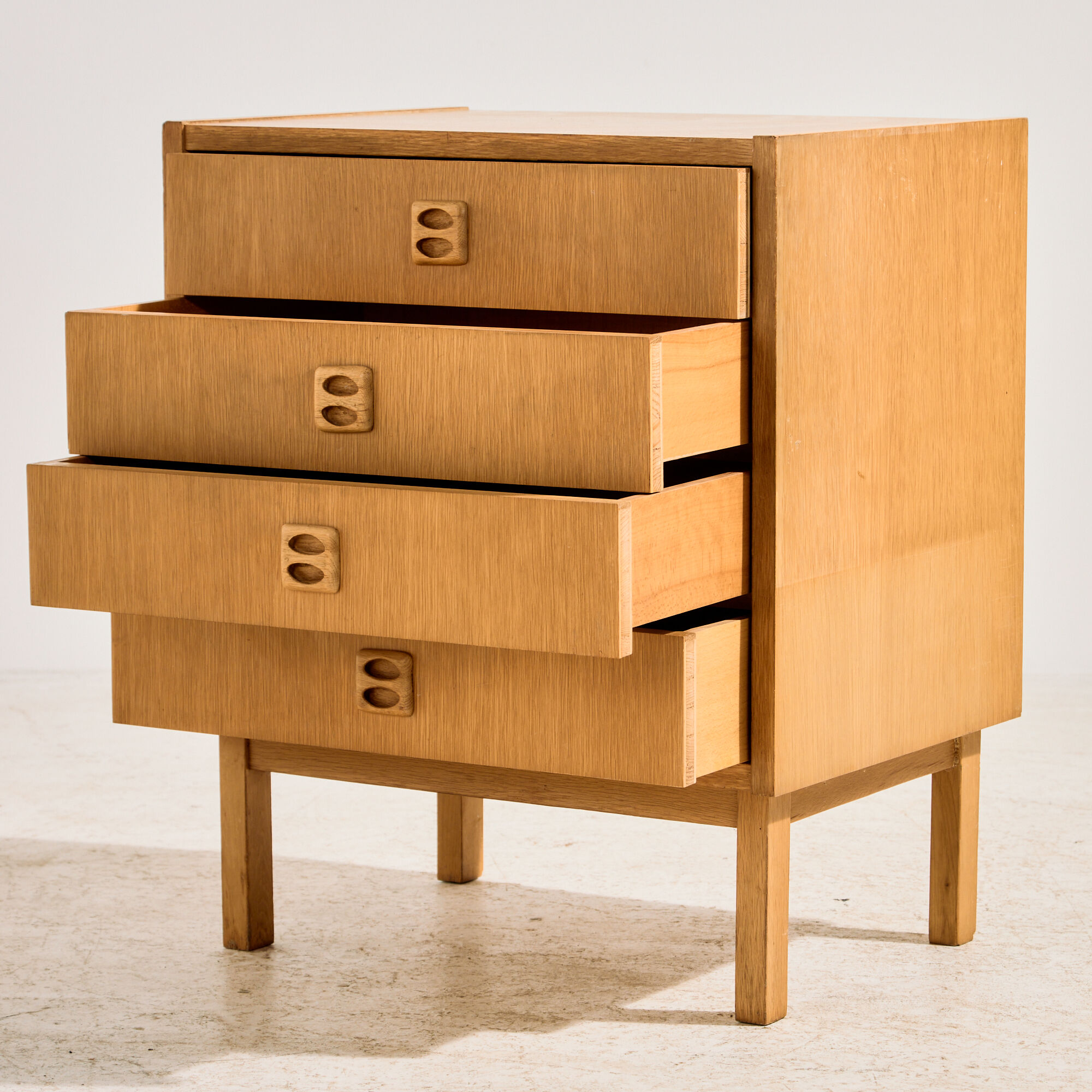 Oak chest of drawers with four drawers