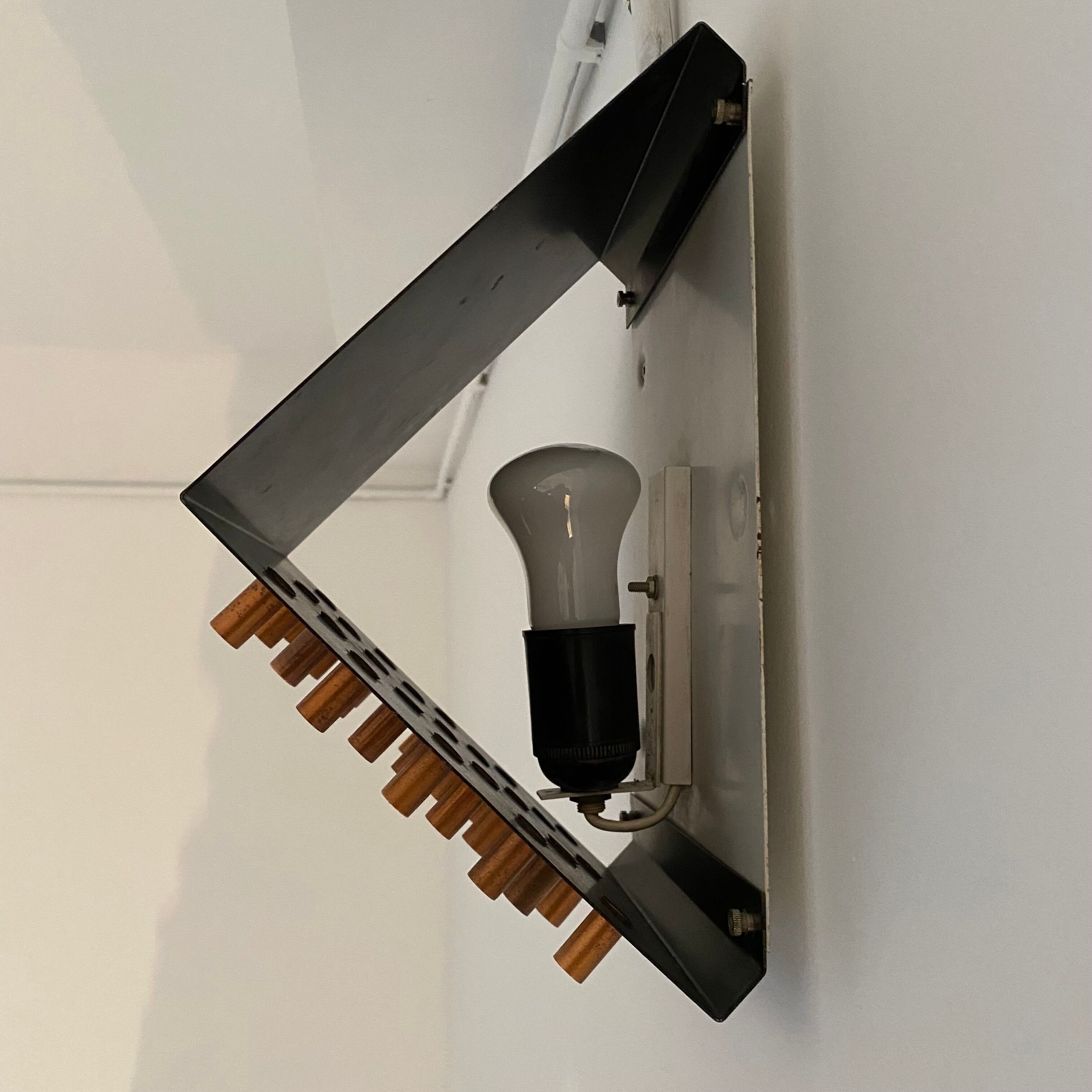 Applies "Chiaroscuro" by Raak. 1962