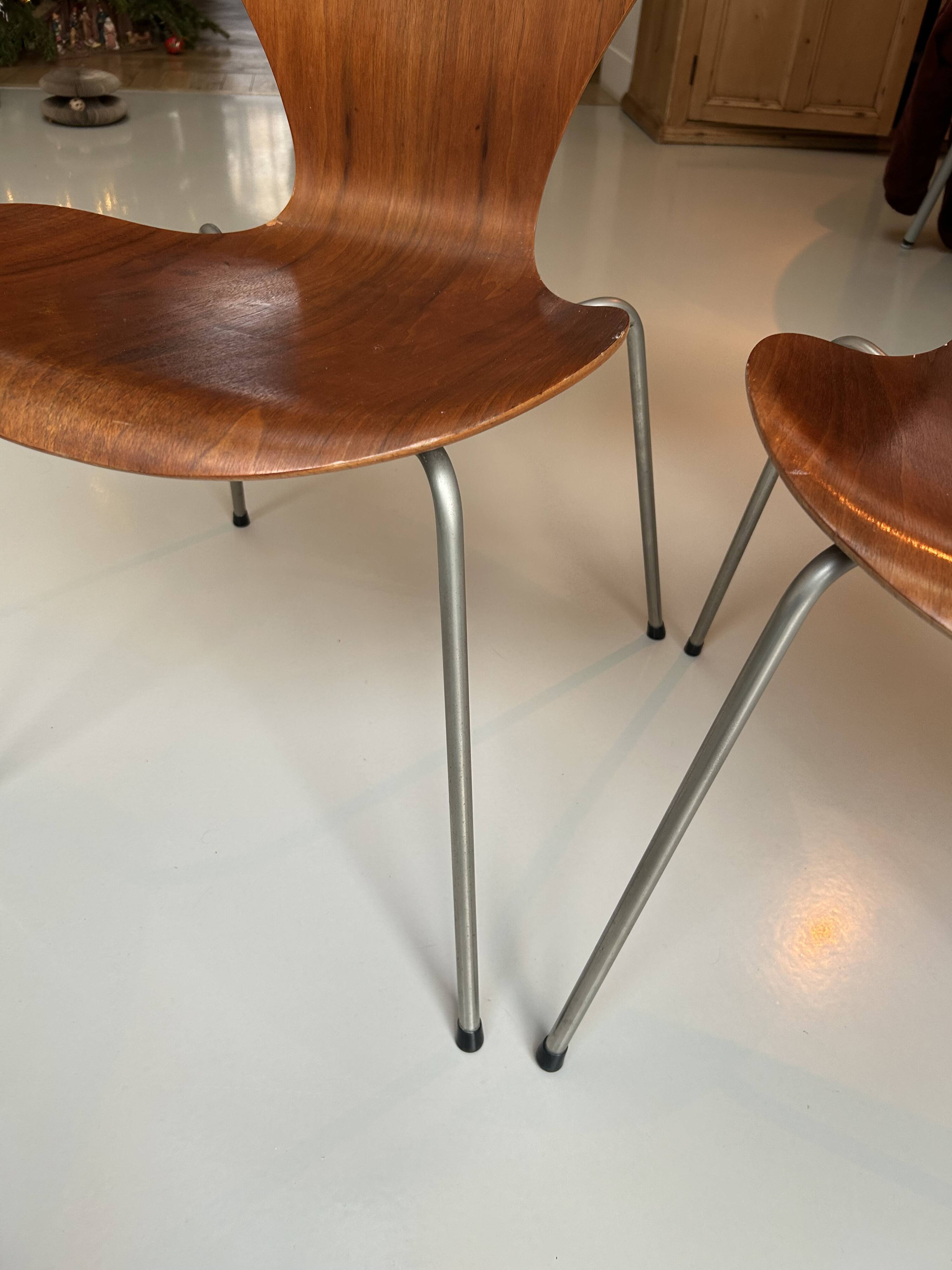 Set of two Franz Hensen series 7 (3107) Arne Jacobsen vintage chairs.