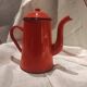 Cafetière vintage française en métal émaillé rouge