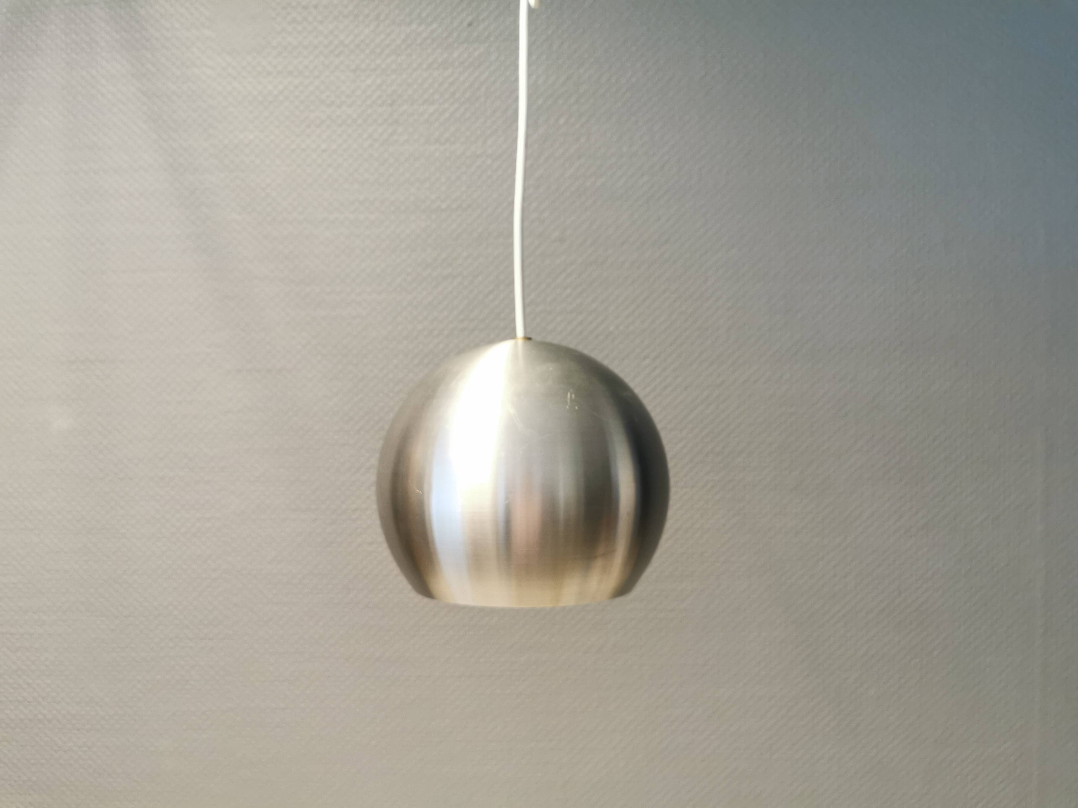 Lampe à suspension danoise originale en métal argenté, modèle "Ball" conçue par Benny Frandsen 1980