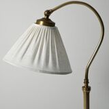 Lampadaire scandinave en laiton à col courbé, années 1950