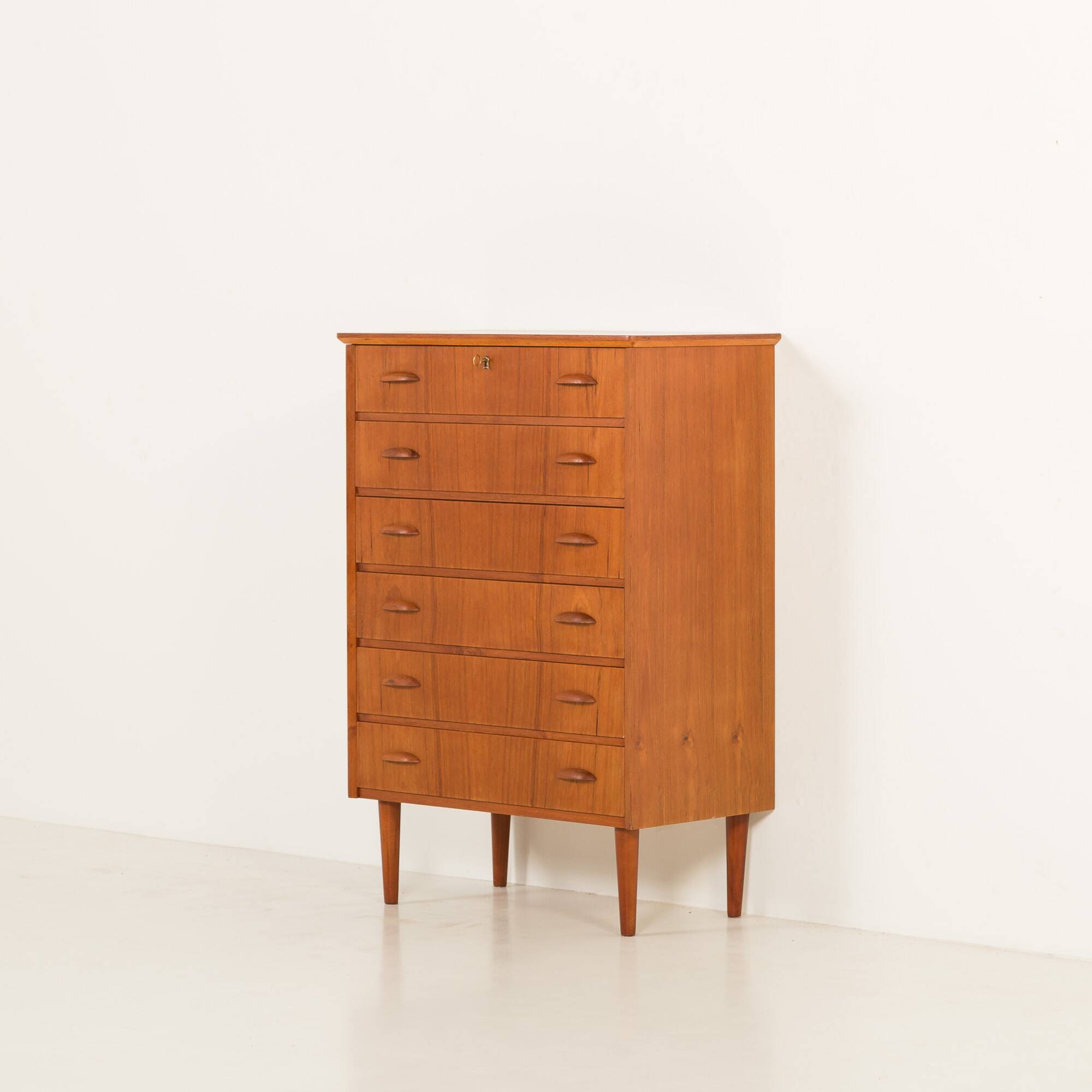 Commode en teck danois dans le style de Johannes Sorth, années 1960.