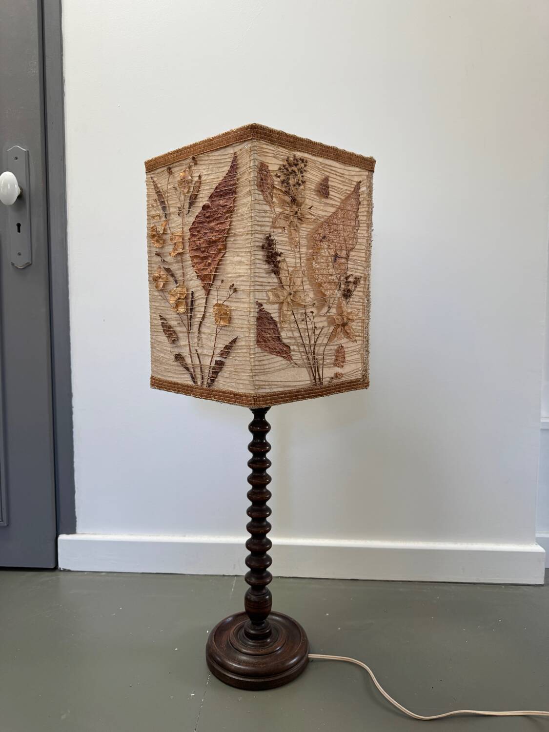 Lampe bois tourné avec abat jour herbier vintage