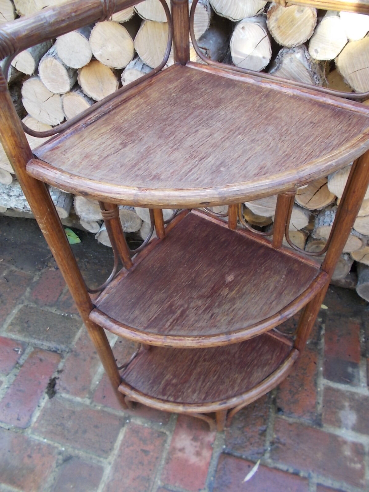 Étagère d'angle en rotin vintage