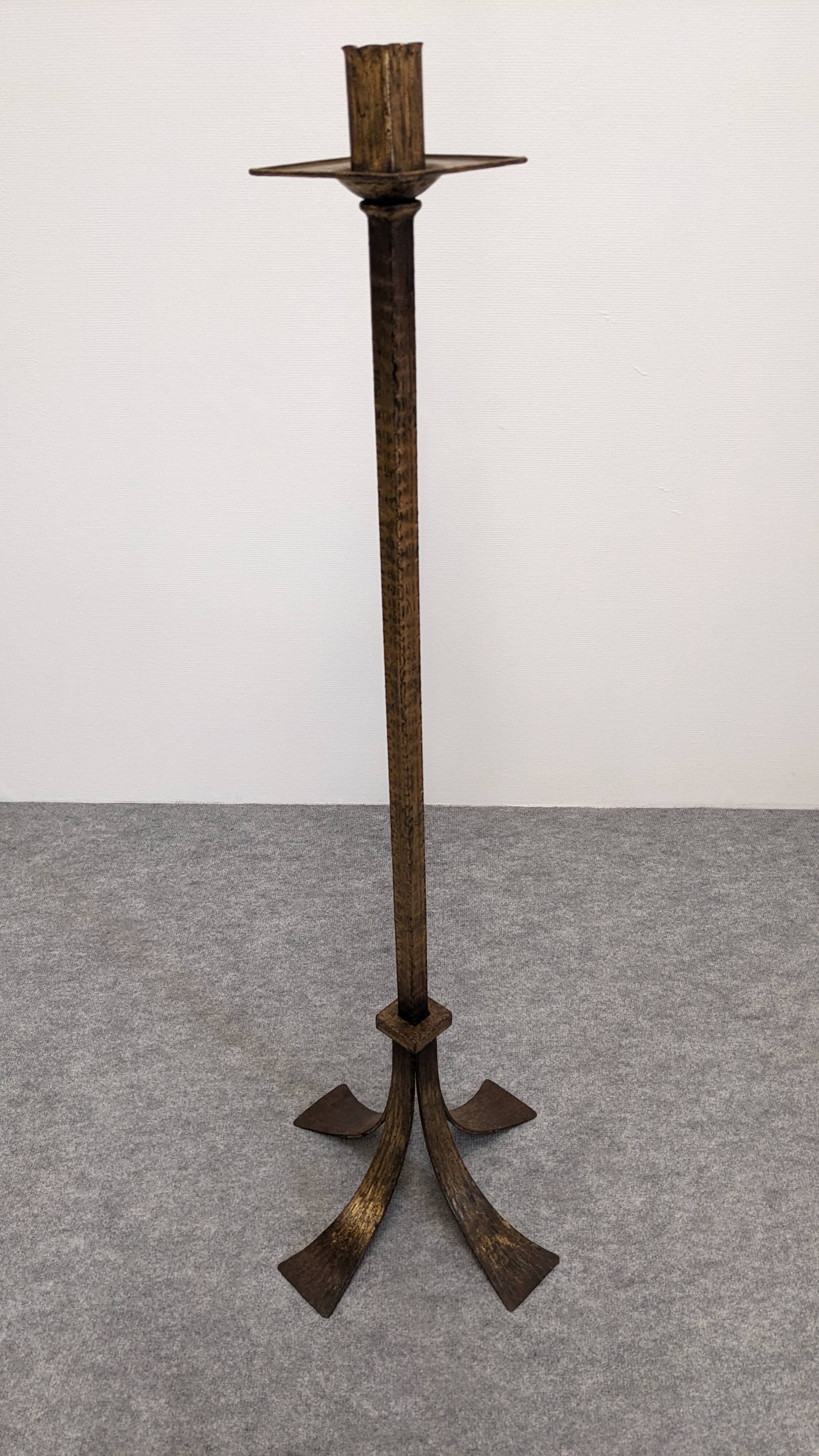 Brutalist floor candle holder in hammered gold steel, Belgium circa 1970.