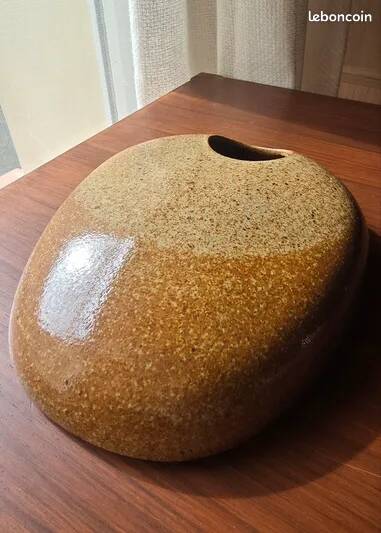 Lens stone wall vase