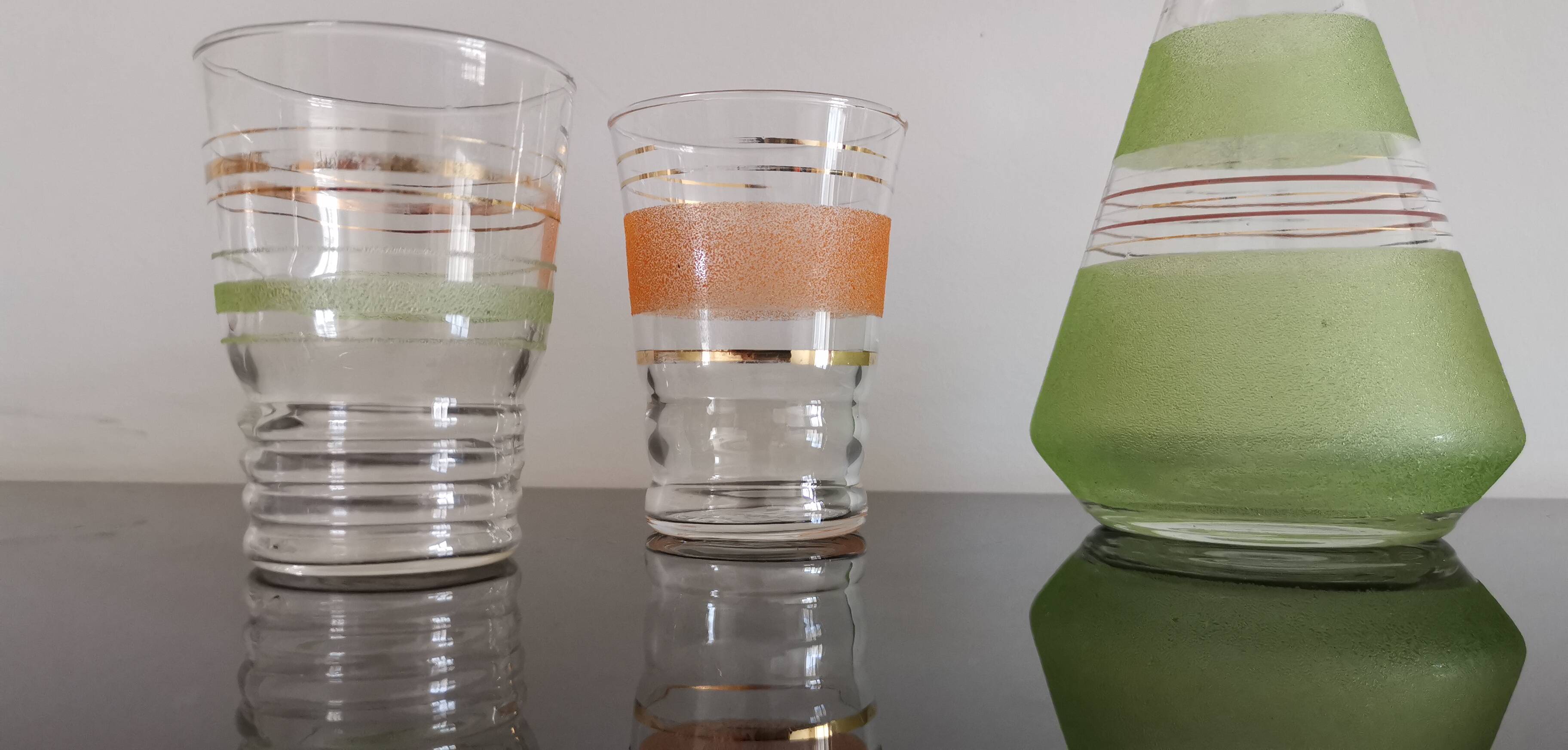 Set of 4 colored granite glasses with its carafe