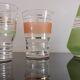 Ensemble de 4 verres granités de couleur avec sa carafe