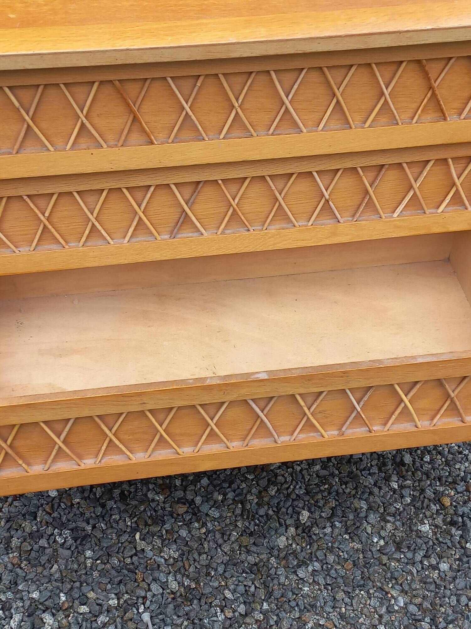 Vintage chest of drawers in light oak and rattan with tapered legs, 3 drawers from the 1950s.