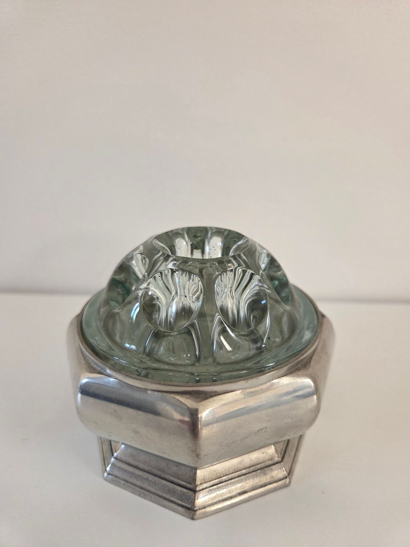Pique fleurs en verre, socle étain