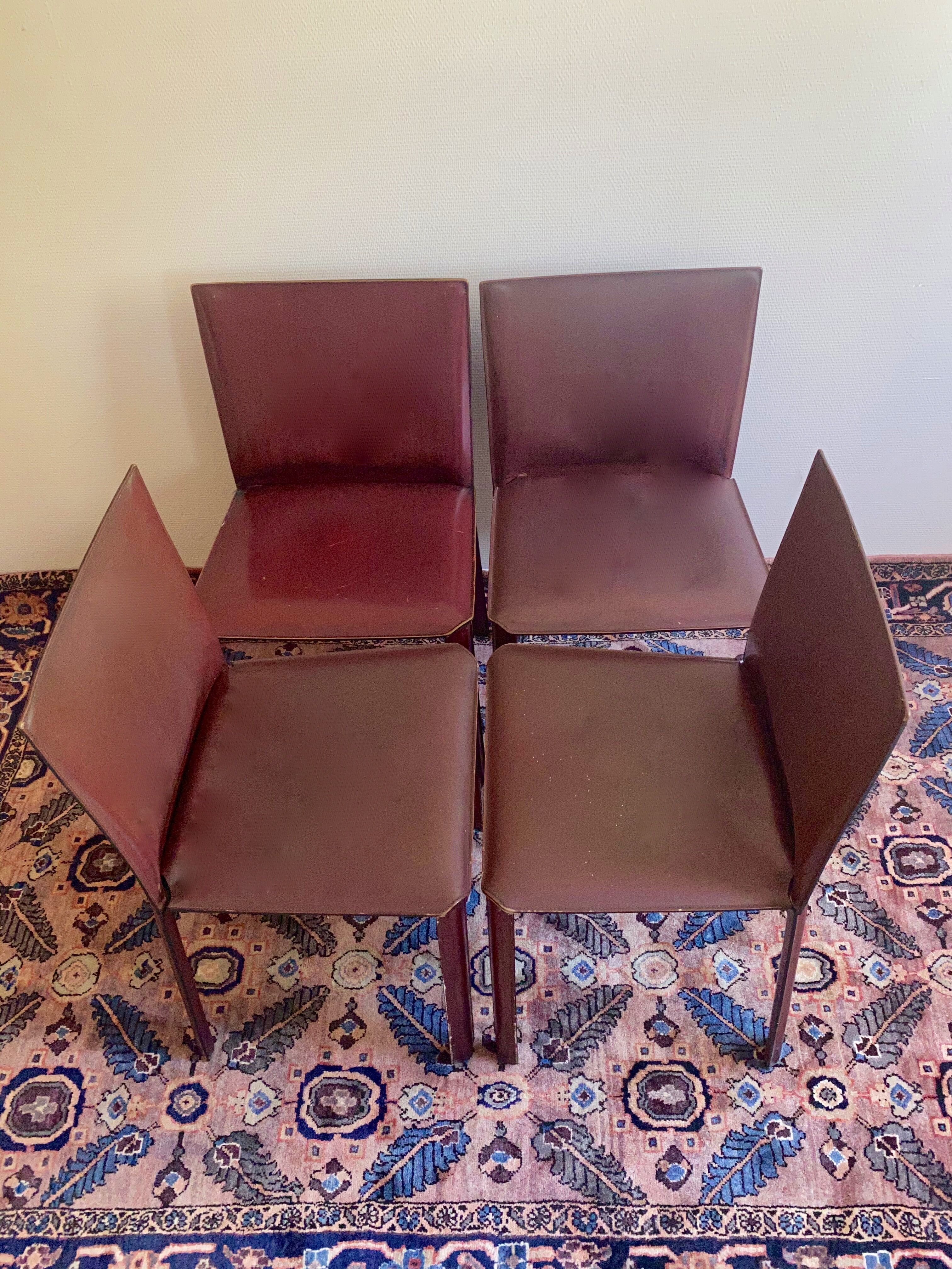Suite de Quatre Chaises Matéo Grassi gainées de cuir bordeaux