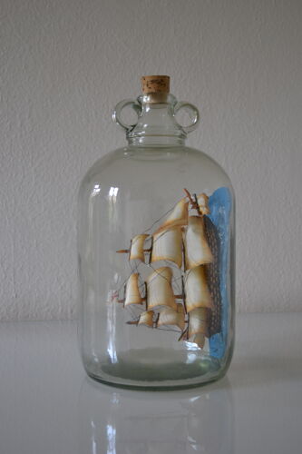 Ancien diorama bateau voilier en grosse bouteille de verre