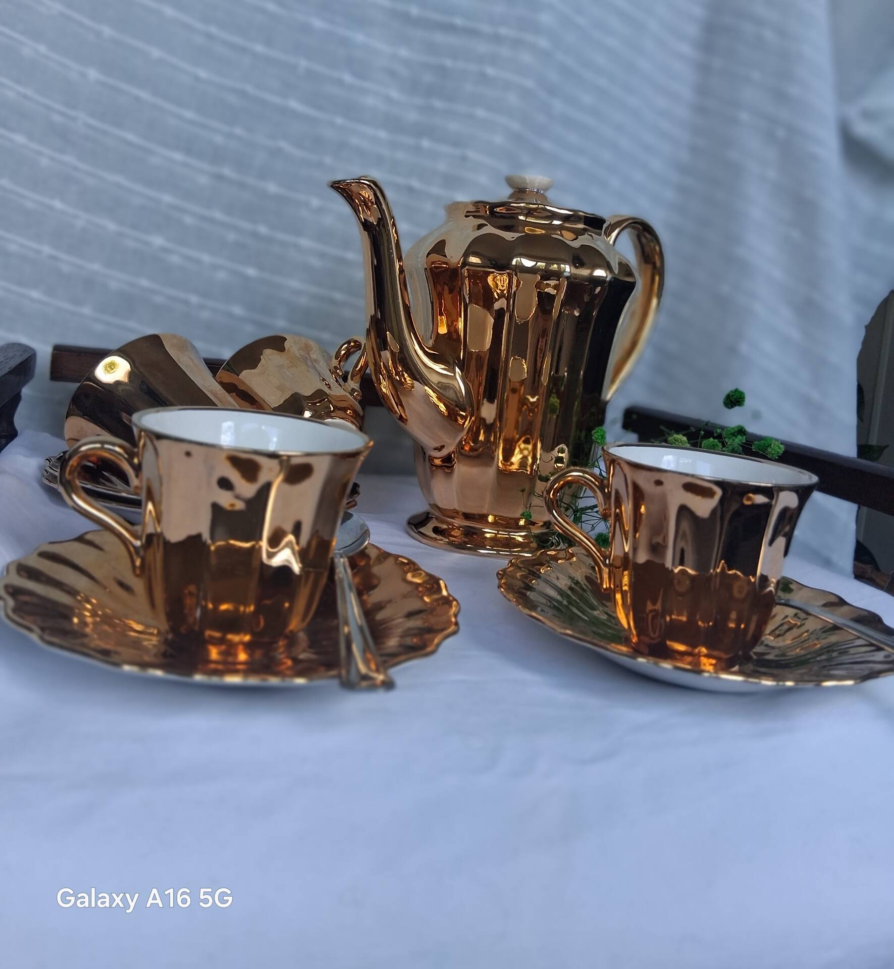 Vintage moka service in gilded porcelain for coffee, 1950s-1970s.