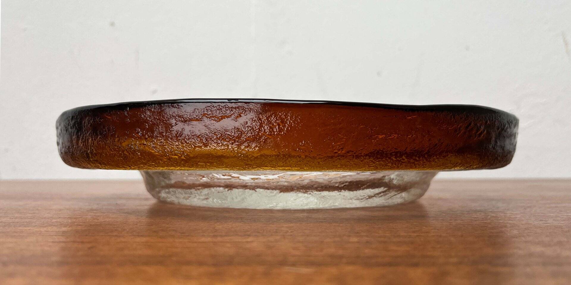 Modern mid-century glass bowl by Pertti Santalahti for Humppila, Finland, 1960s.