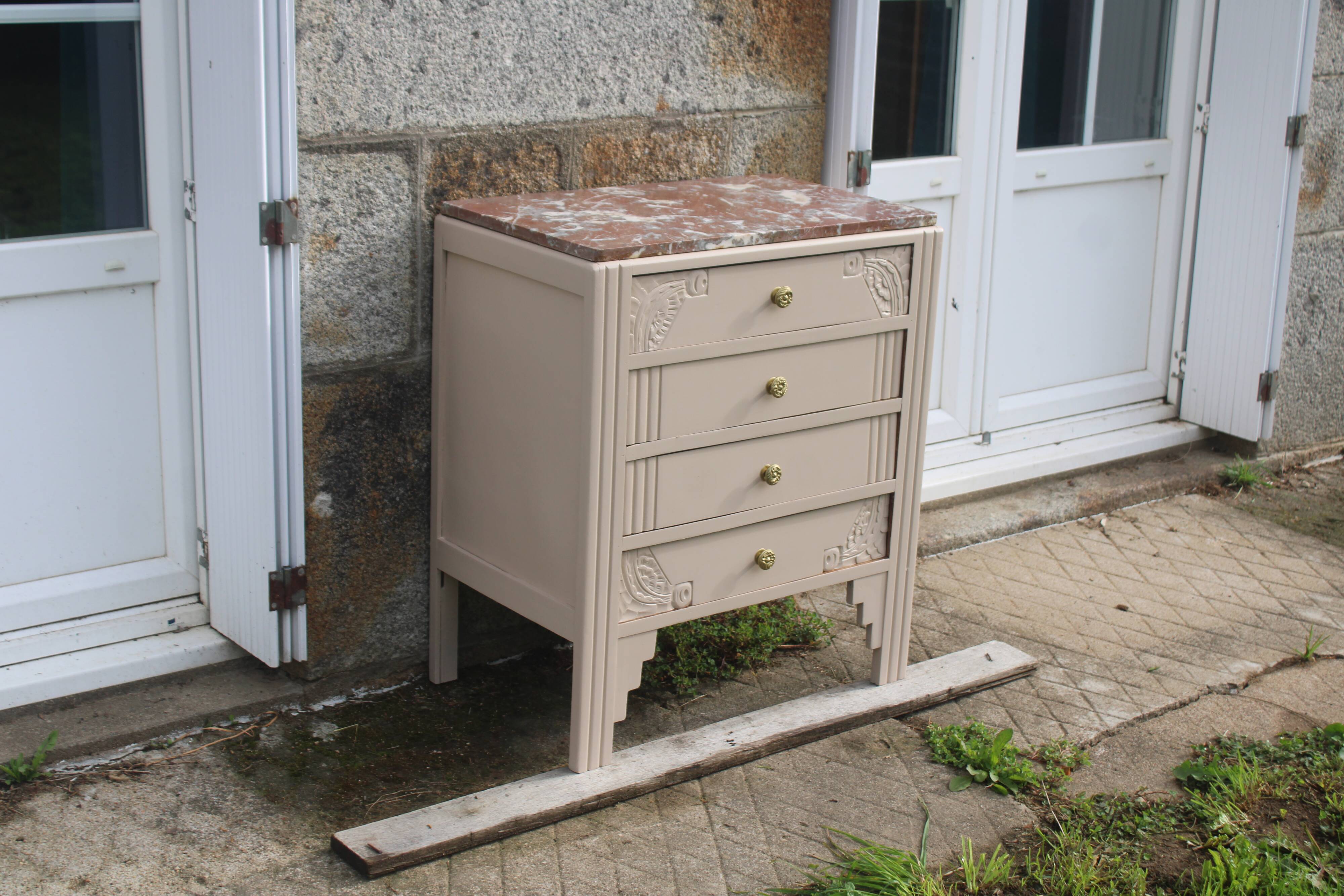 Commode vintage rénovée avec marbre rouge et blanc – 4 tiroirs