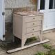 Commode vintage rénovée avec marbre rouge et blanc – 4 tiroirs