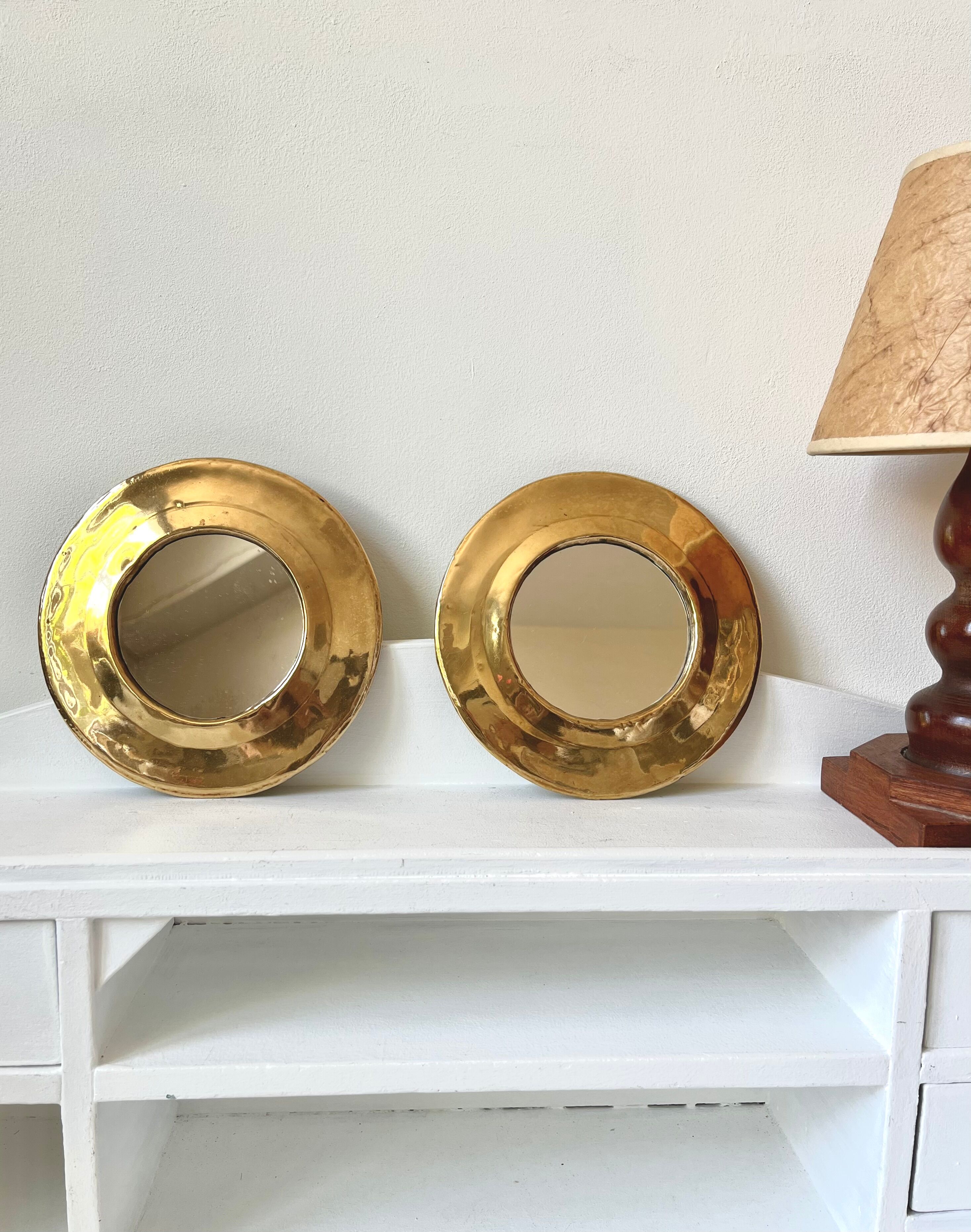 Round mirrors strapping in vintage gilded brass
