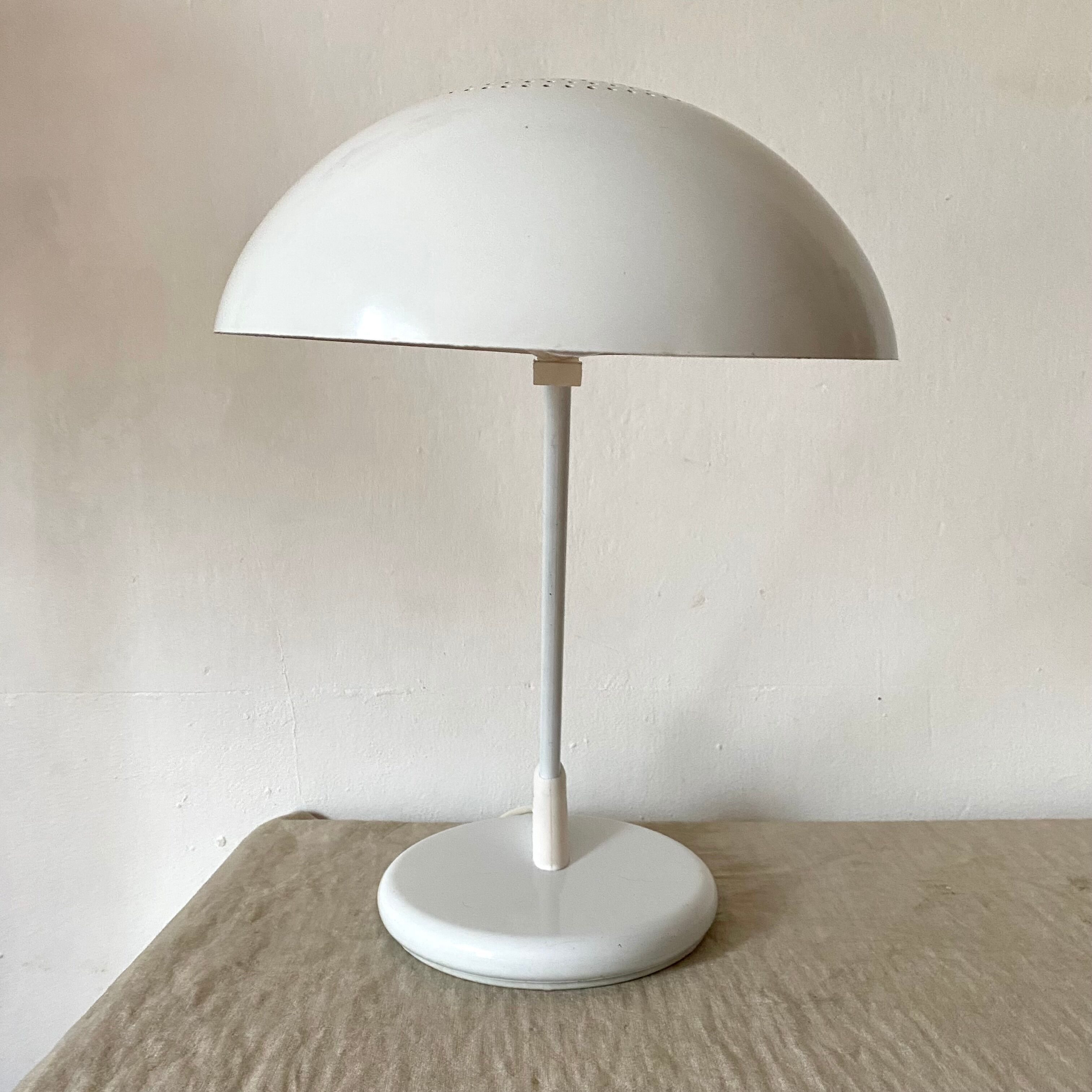 Seneca 80s desk lamp