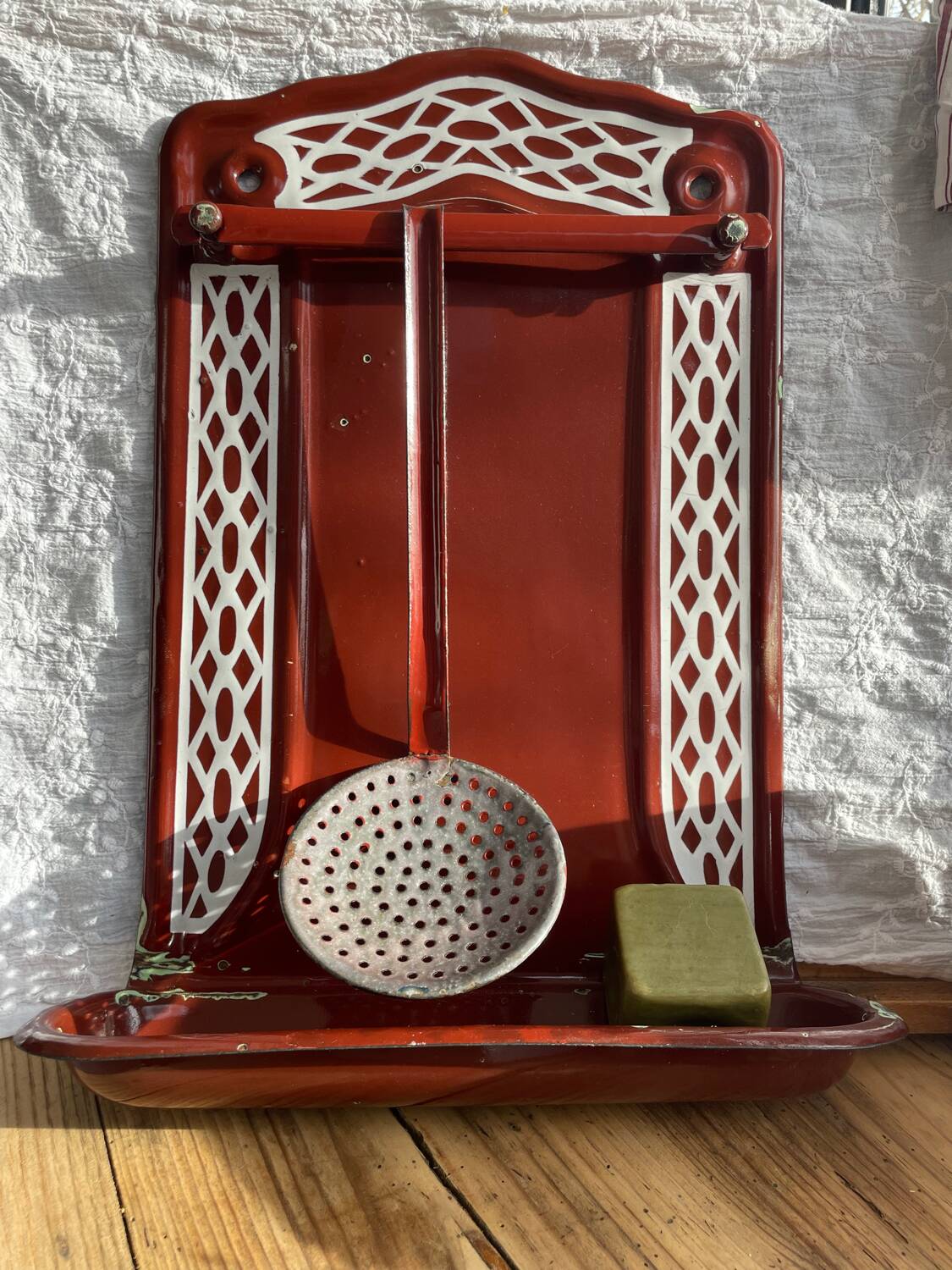 Enamelled kitchen sheet metal plate