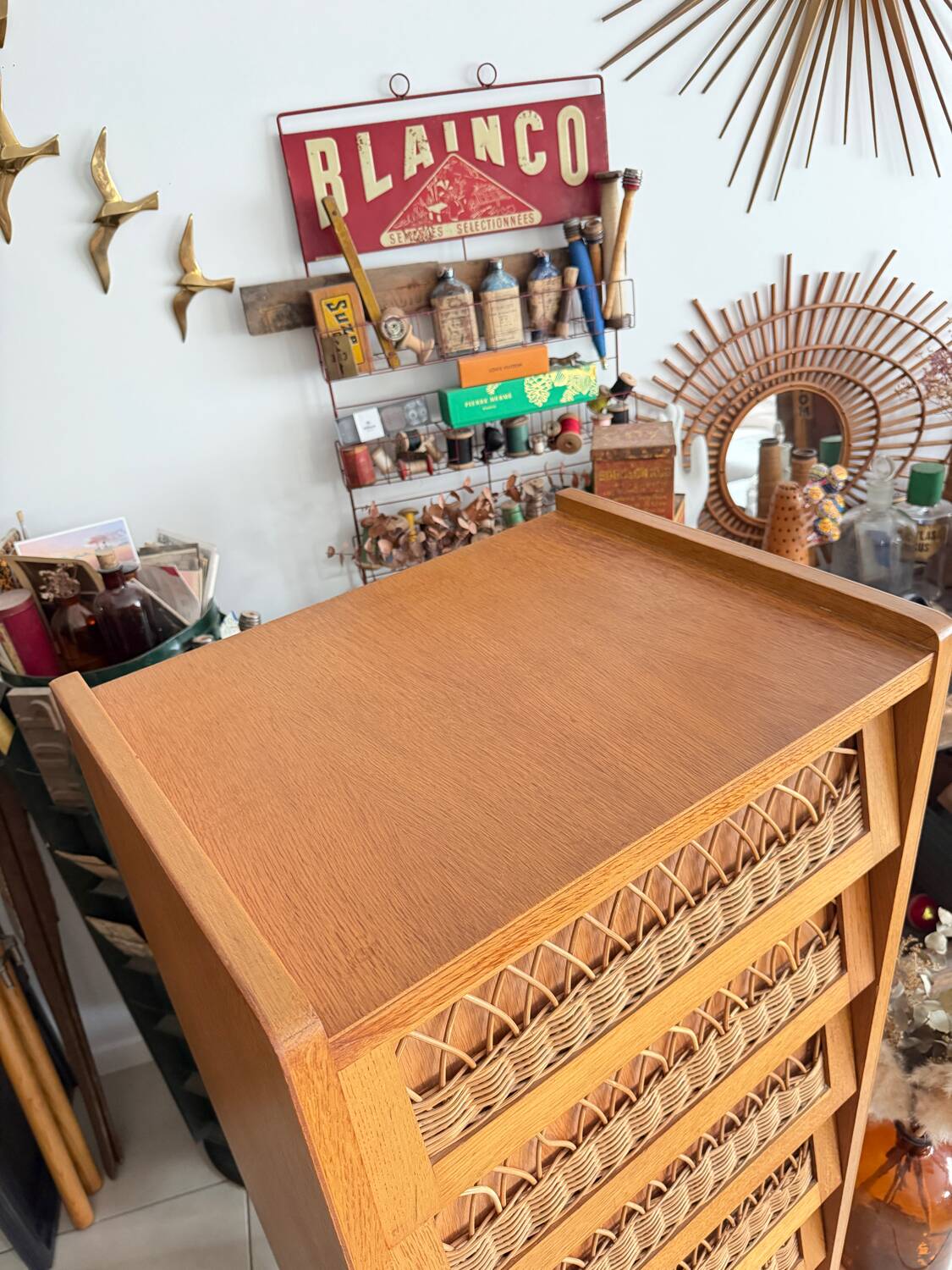Vintage 1960s chest of drawers / chiffonnier with tapered legs and rattan.