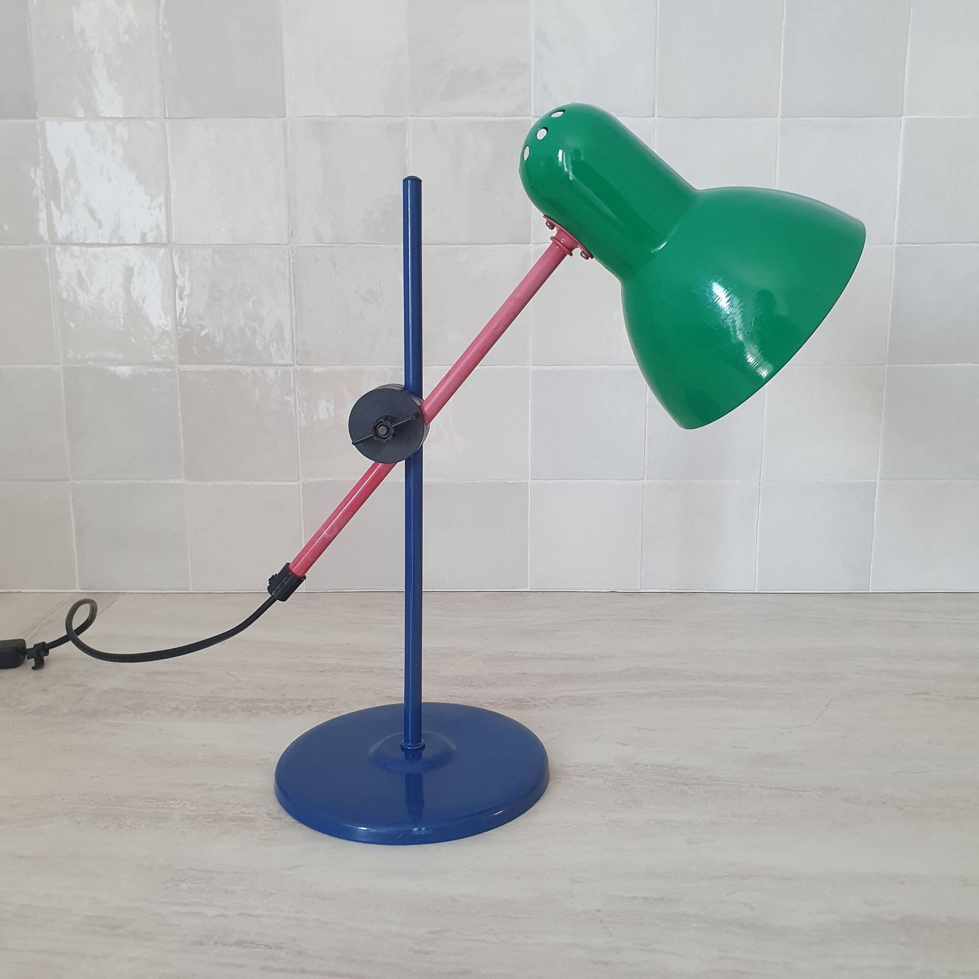 Lampe de bureau style Memphis bleu rouge vert