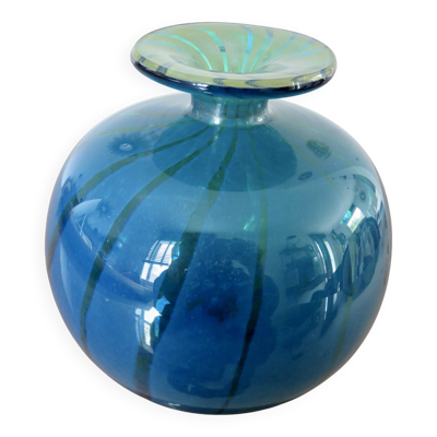 Vase boule, Mdina, Malte, signé, en verre soufflé bleu, année 1983