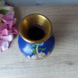 Ancien petit vase bleu en laiton cloisonné motif fleurs pivoine rose