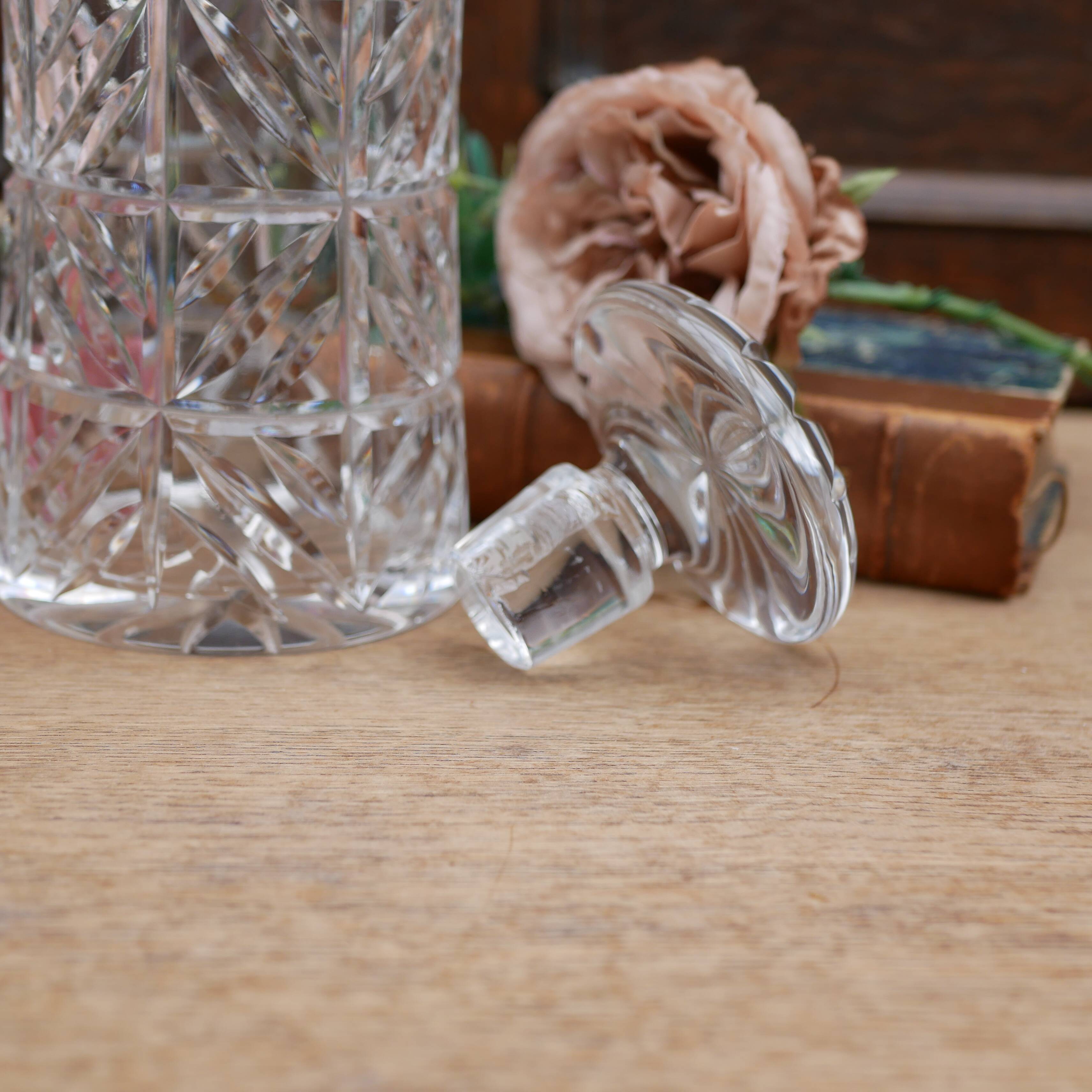 Grande carafe en verre taillé avec large bouchon circulaire plat