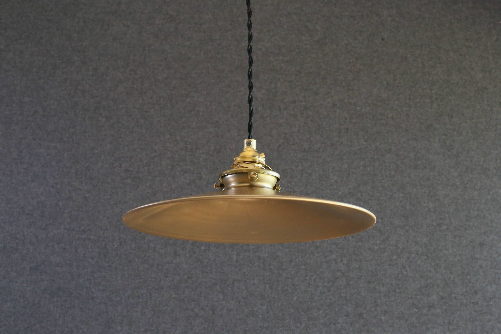 suspension opaline ancienne peinte en doré, livrée avec cable et douille neufs