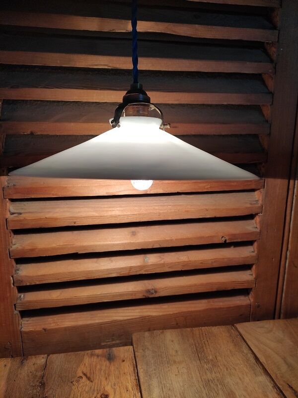 Suspension saucer opaline