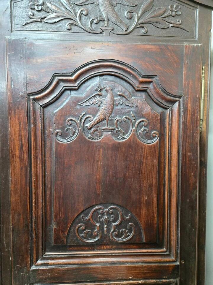 Louis XV period Lyonnaise bonnetière in solid walnut,