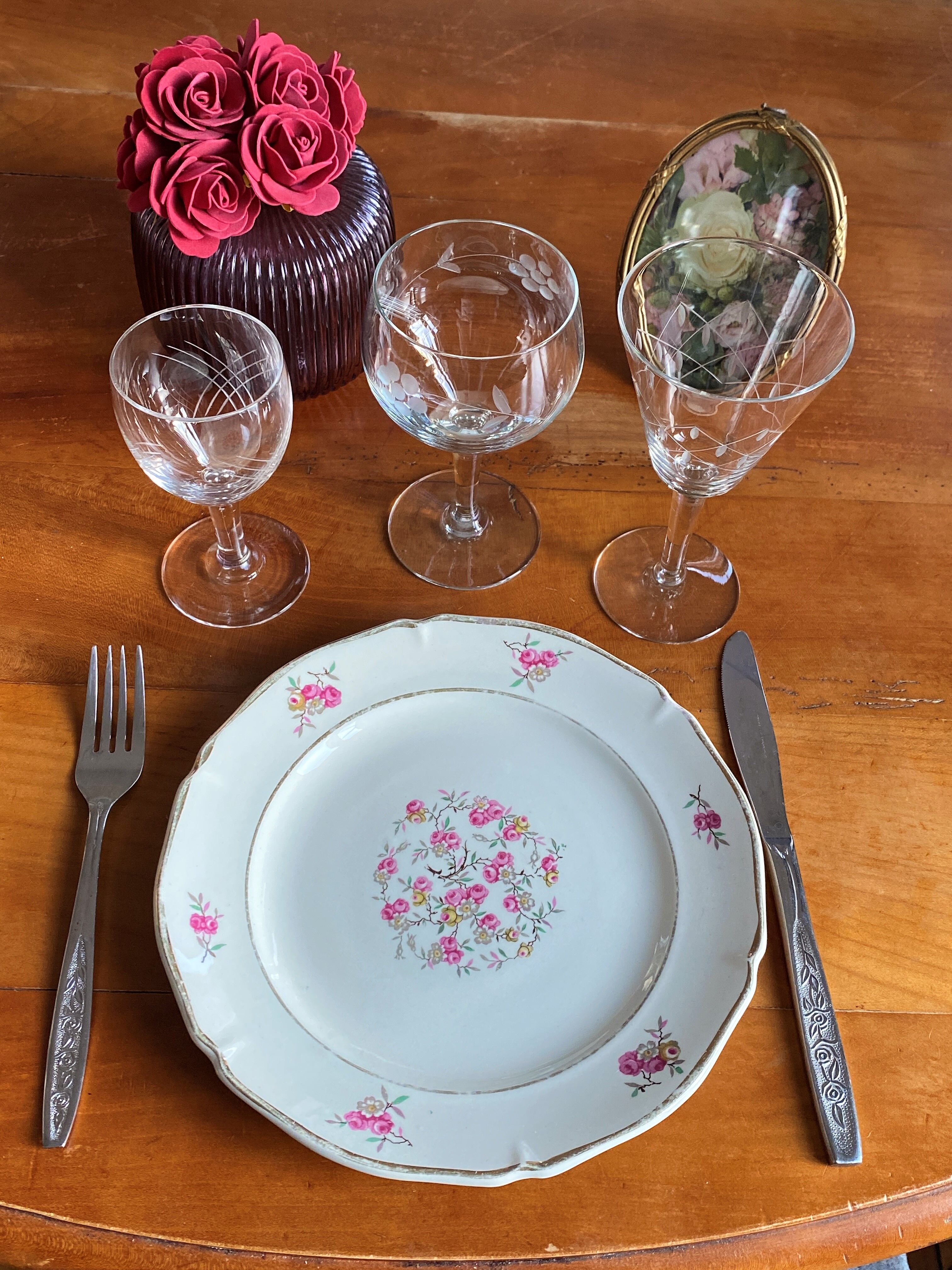 Set of 3 white wine glasses in cut glass