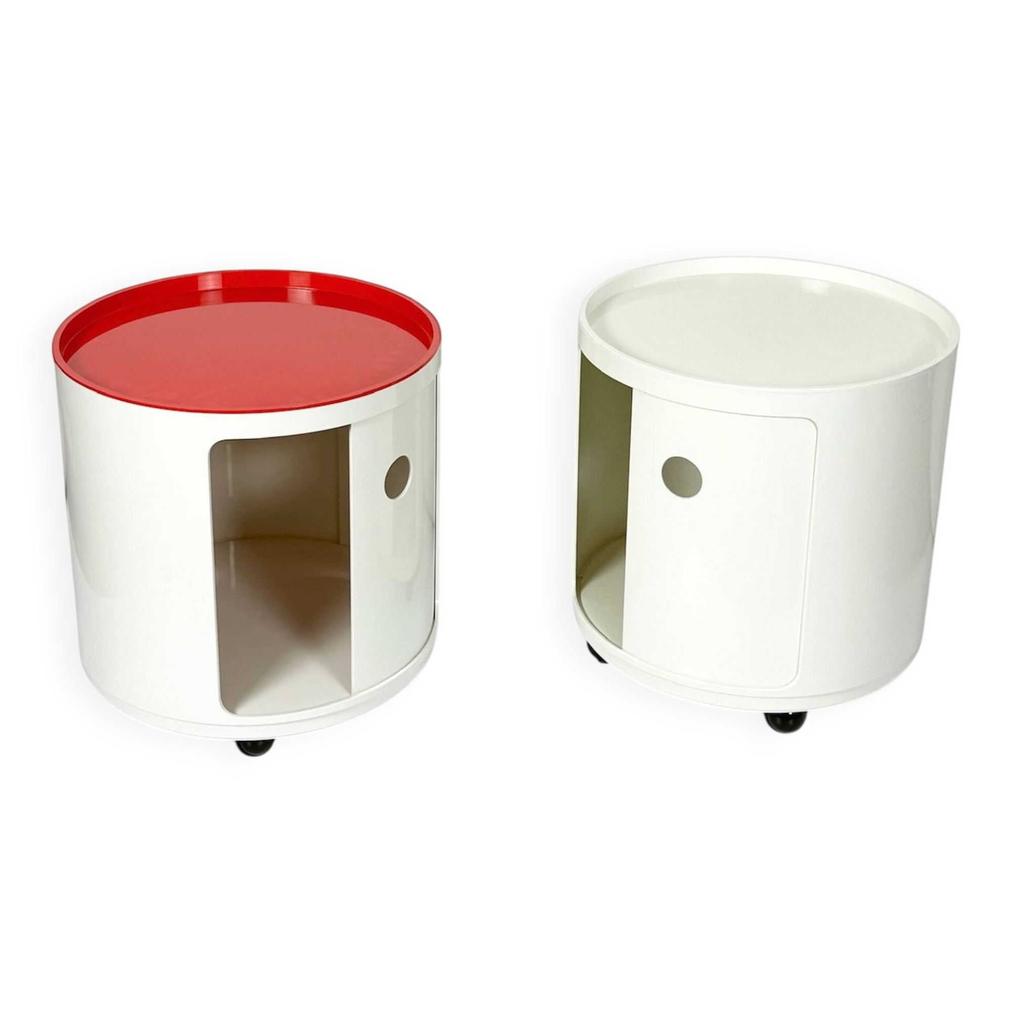 Paire de vélos Kartell Componibili des années 70 sur roulettes, coloris blanc cassé et corail.