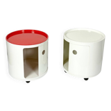 Paire de vélos Kartell Componibili des années 70 sur roulettes, coloris blanc cassé et corail.