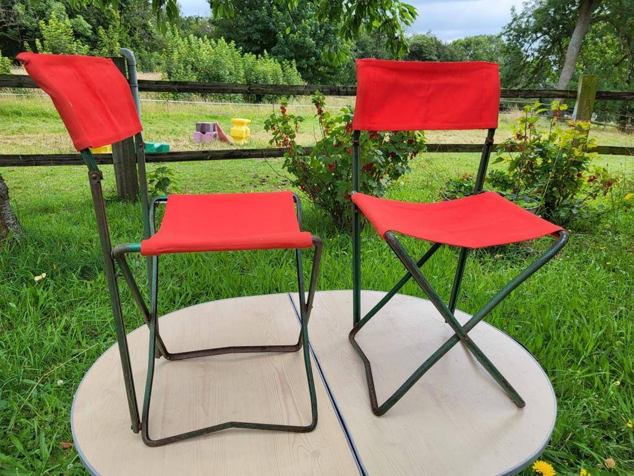 Ensemble table et duo chaises pliantes camping vintage 1970