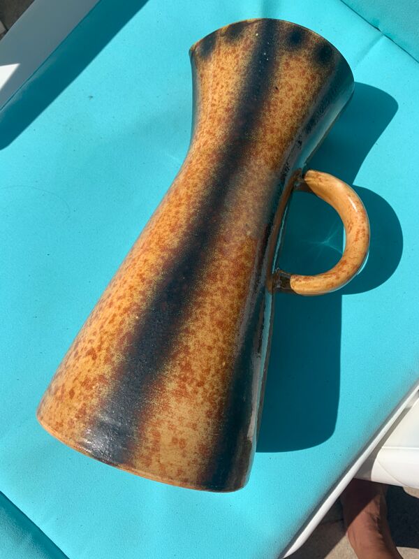 Pichet Accolay à anse stries brunes sur fond jaune vers 1950