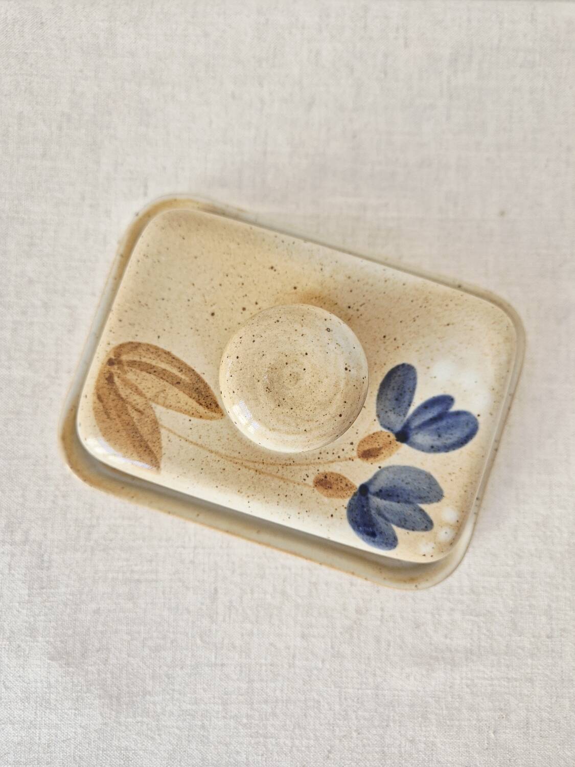 Beurrier en grès décoration florale '70s - Grès du Marais Vintage