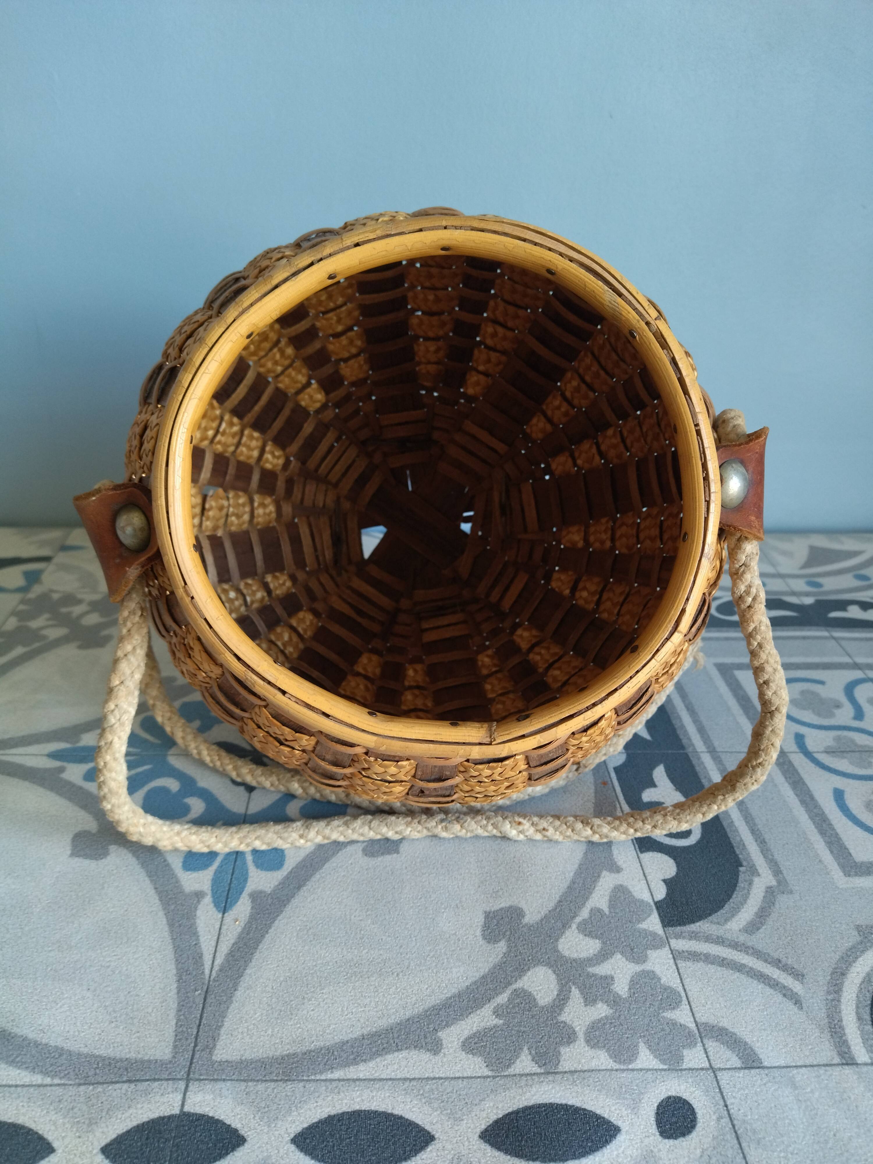 Wicker/rattan basket with handles