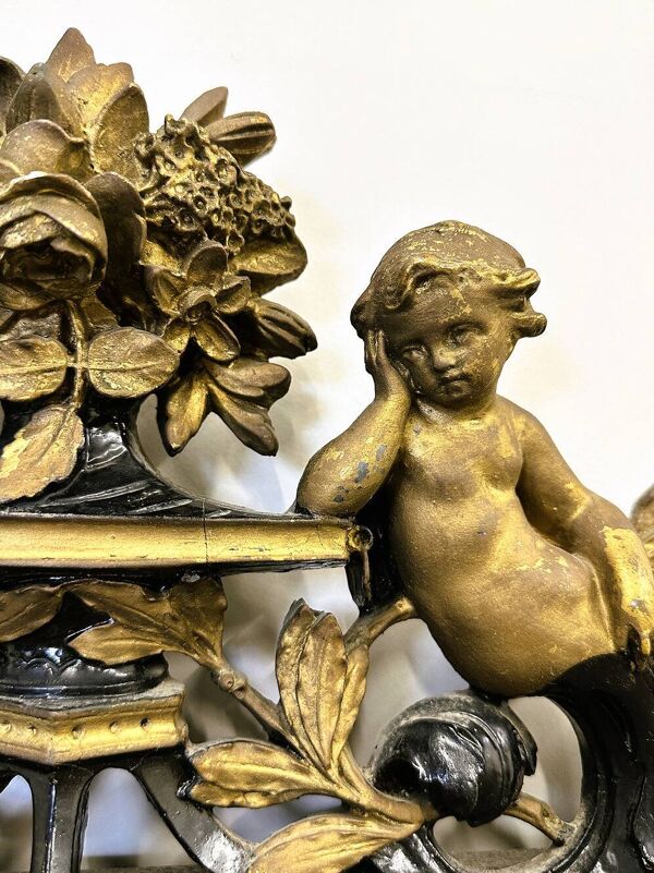 Miroir ancien noir et or des années 1800 avec cupidon, France des années 1800.